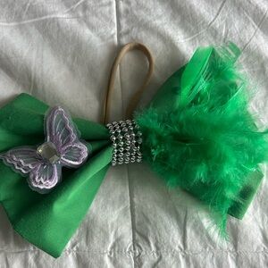 Green feathered bow tie or hair bow